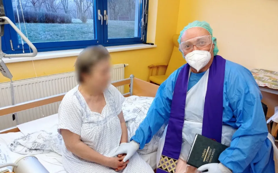 Farář pomáhá v nemocnici jako sanitář, tlumočník a nově je i kaplanem