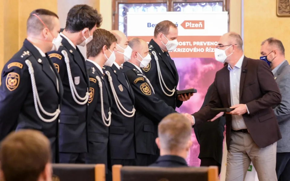 Dramatická záchrana sklapovaného mladíka i řidiče s probodnutým hrudníkem, město ocenilo hrdiny za jejich pomoc