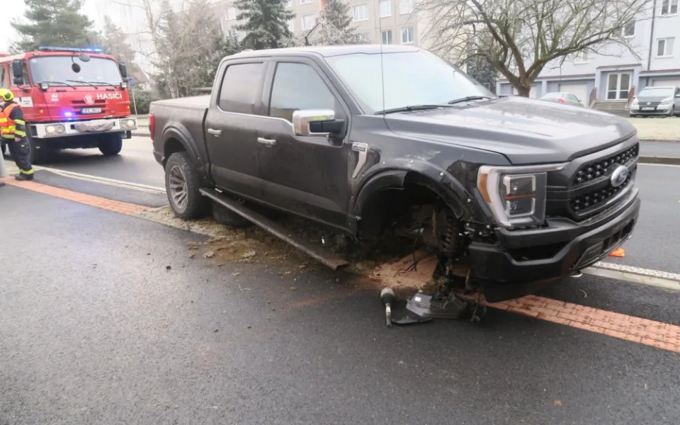 Řidič si při šíleném manévru urval kolo a poškodil lampu, údajně mu přes cestu přeběhla kočka