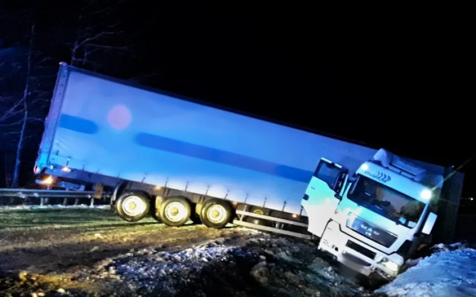 Kamion havaroval na kluzké vozovce a skončil v příkopu. Z proražené nádrže vytékala nafta