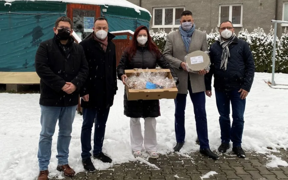 Část zboží ze zrušených Adventních trhů v Plzni se dostala jako dar do sociálních zařízení