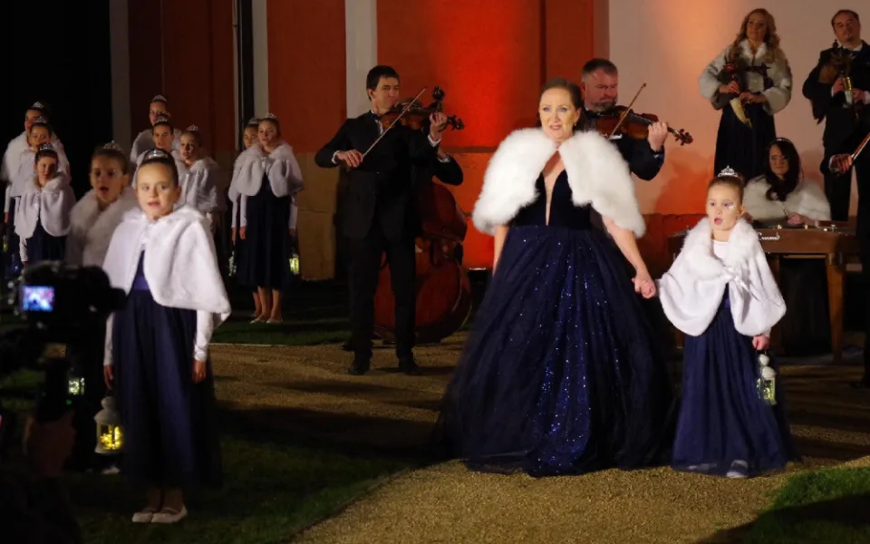 Videklip k nové vánoční písni natáčela Bára Basiková v barokním skvostu na severním Plzeňsku