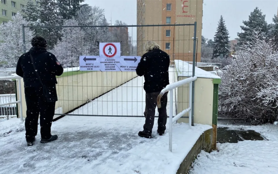 Mostovka je v havarijním stavu, přes frekventovanou lávku v Rokycanech už lidé nepřejdou