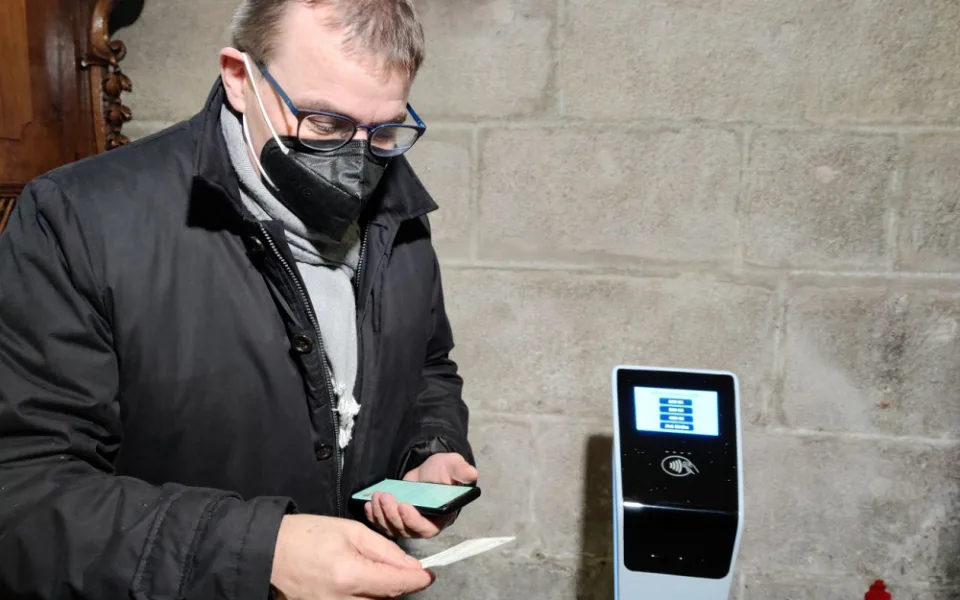 Jako první terminál otestoval plzeňský biskup Tomáš Holub