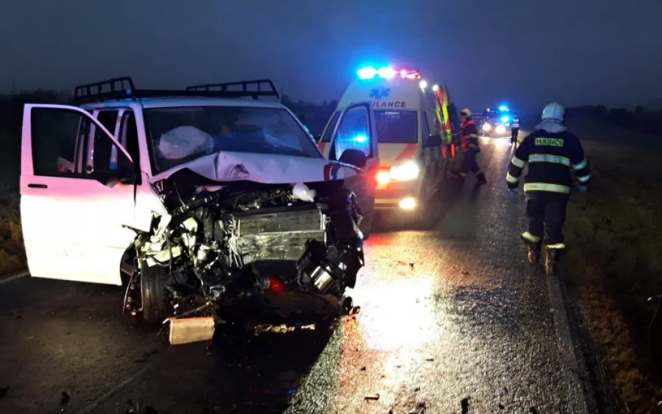 Při ranní nehodě čtyř automobilů se zranilo sedm lidí, některé museli hasiči z vozidel vyprošťovat