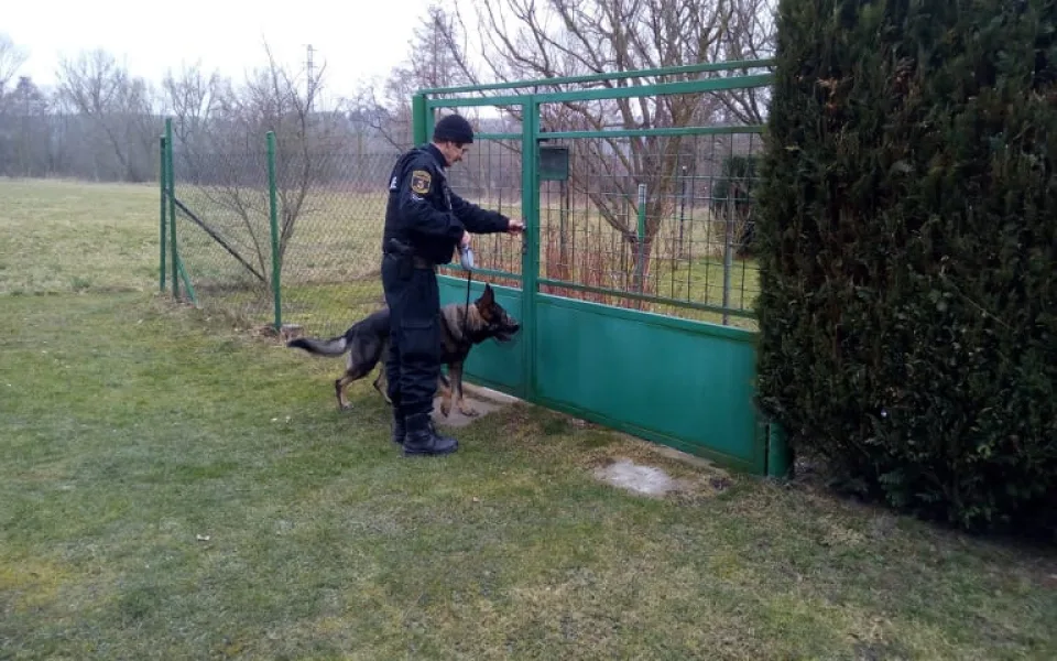 Služební pes Dar se svým lidským parťákem