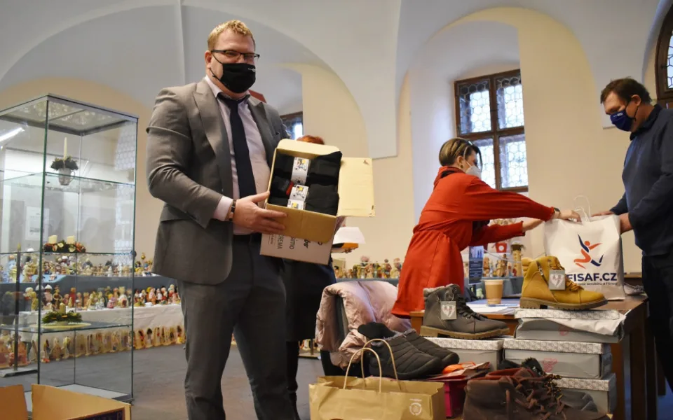 Výzva radního sklidila úspěch, podařilo se mu od kolegů a přátel vybrat 82 párů zimních bot pro bezdomovce