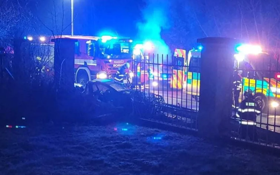 Opilí a zfetovaní mladíci sešrotovali auto u vjezdu do věznice, dva z nich utekli od zraněných kamarádů