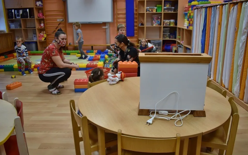 O čistý vzduch se na základních a mateřských školách starají speciální nanočističky