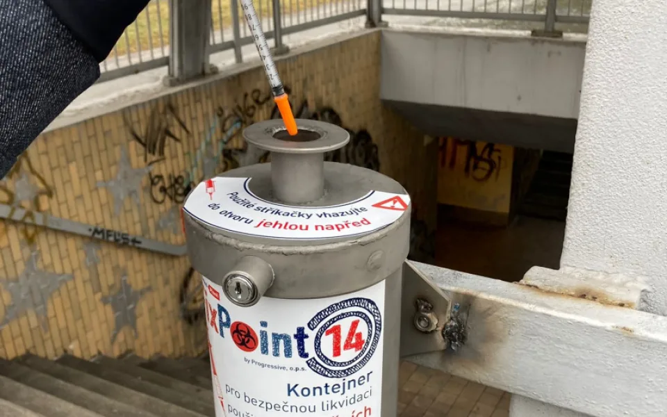 U nechvalně proslulého podchodu před nádražím vznikly nové kontejnery na použité injekční stříkačky
