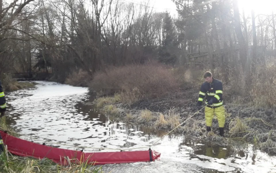 Na Plzeňsku se dostala do potoka neznámá látka, uhynuly v něm ryby
