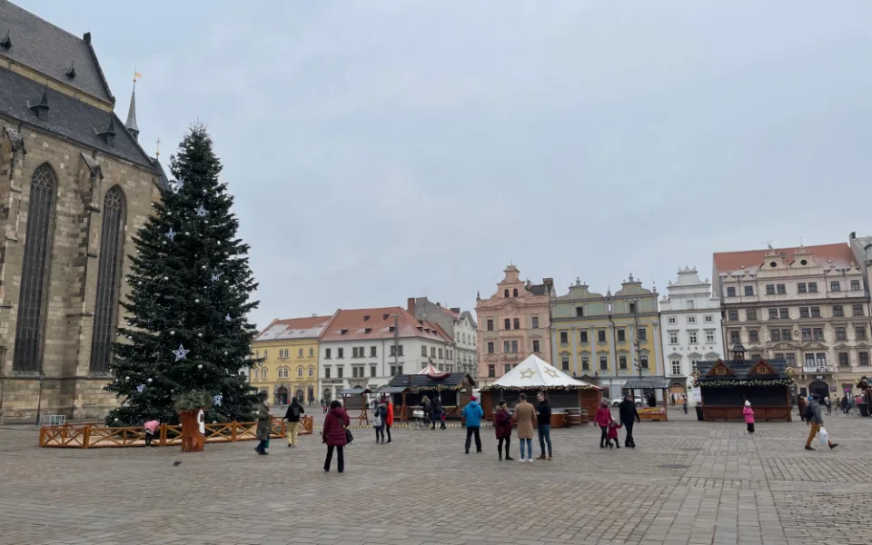 Většina stánků už zmizela z plzeňského náměstí Republiky