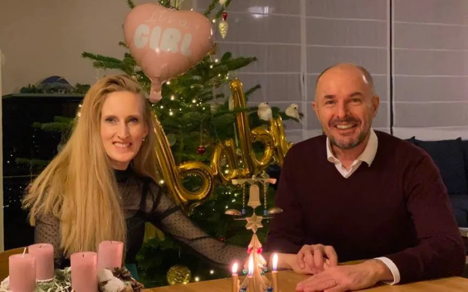 Před vánočním stromkem oznámil poslanec a náměstek hejtmanky Plzeňského kraje společně s manželkou, že čekají narození dcery Milady