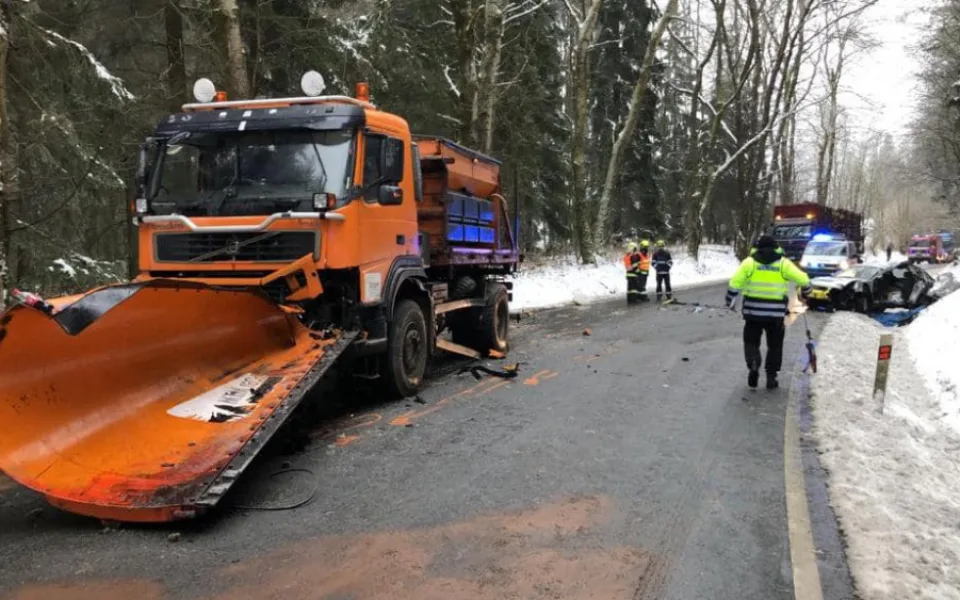 Žena zemřela při vážné dopravní nehodě osobního vozu se sypačem