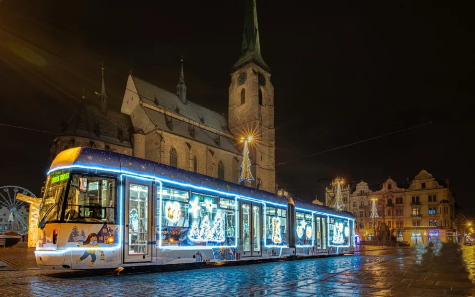 Plzeňská vánoční tramvaj je druhá nejkrásnější v Evropě, nestačila pouze na maďarský Miskolc