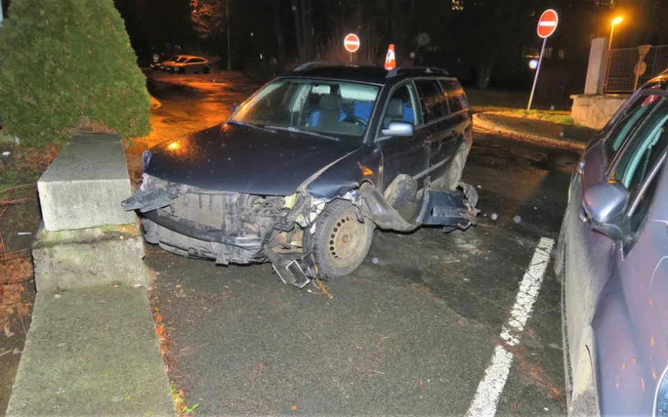 Namol opilá motoristka demolovala auta, kontejner i okap, jízdu zakončila nárazem do zdi
