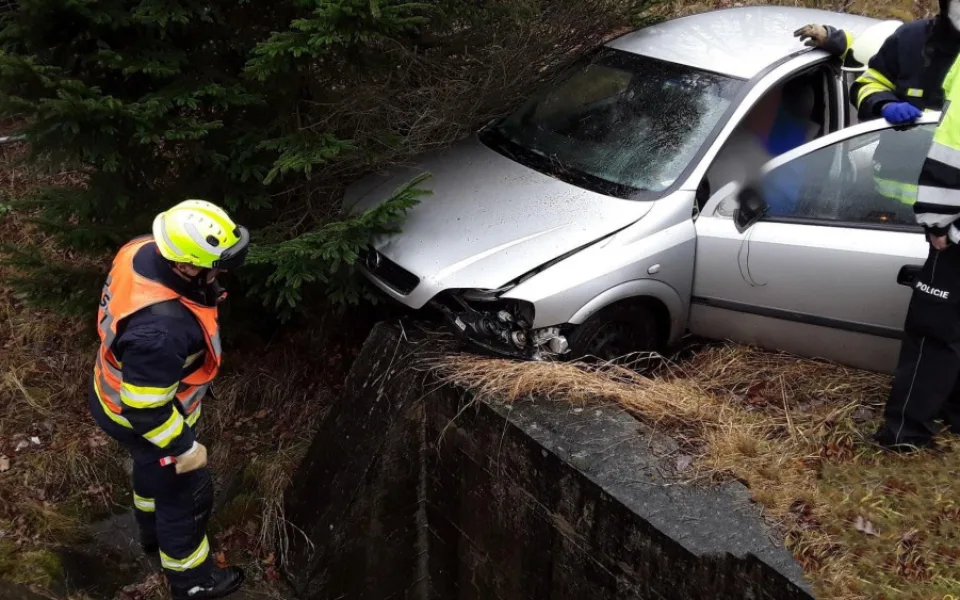 Auto doslova vyletělo z dálnice, zastavilo se až po nárazu do betonové zídky
