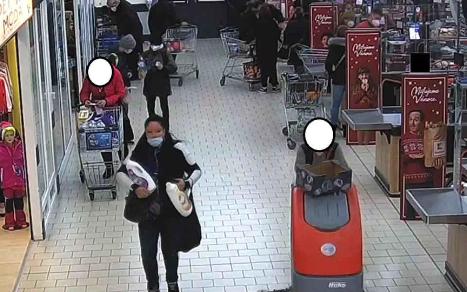 Policie pátrá po totožnosti ženy na snímku z bezpečnostní kamery v souvislosti s objasňováním trestné činnosti