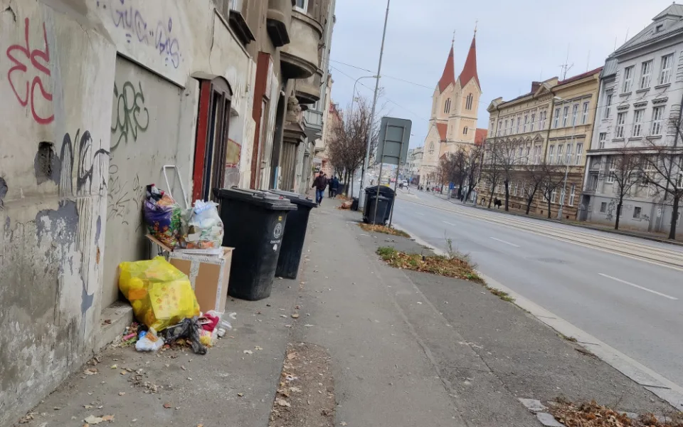 Popelnice musí zmizet z chodníků před domy, město rozšířilo vyhlášku na další ulice