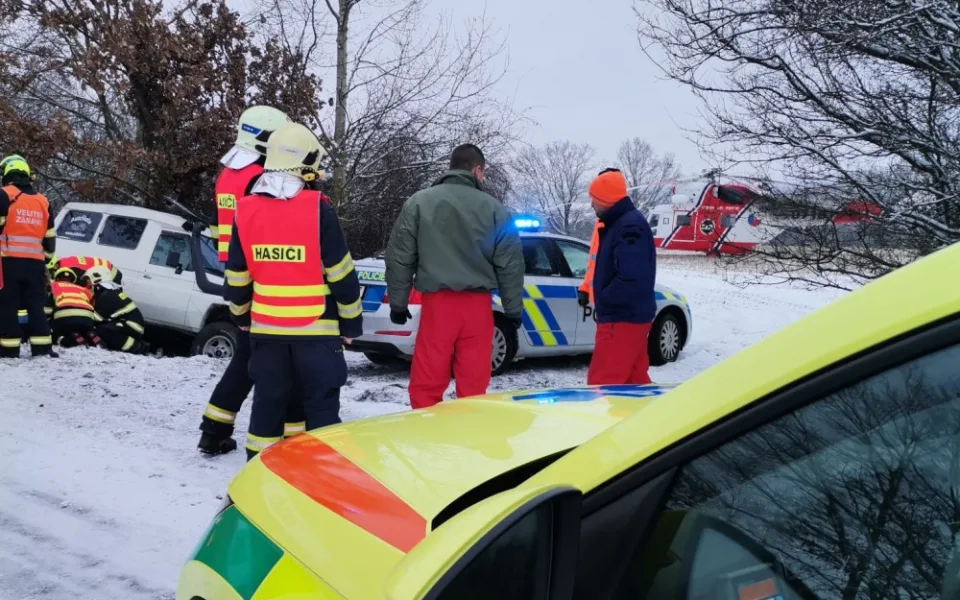 Na místě zasahoval i vrtulník letecké služby