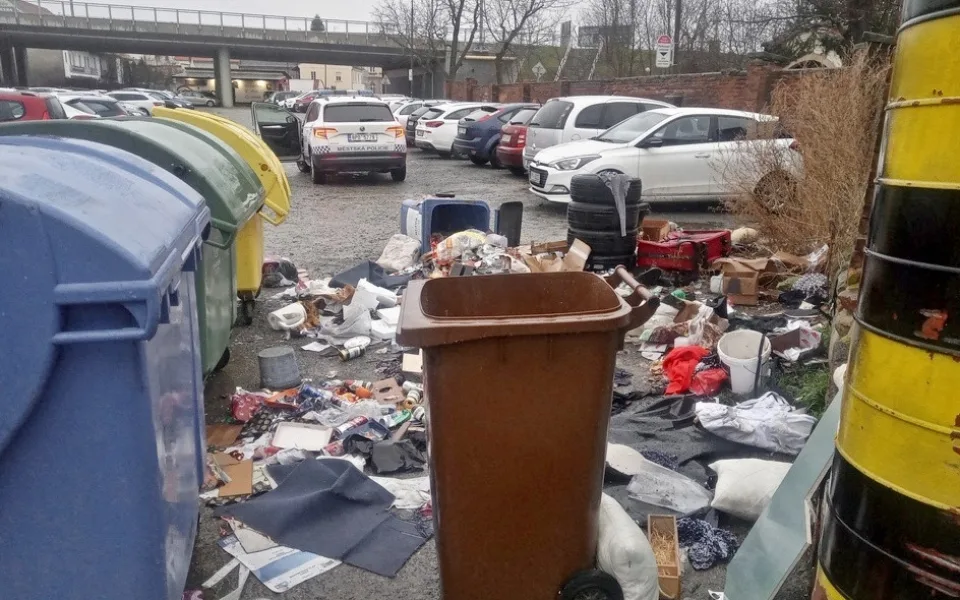 Popeláři odvezli po svátcích až dvojnásobek odpadu, veřejné skládky jsou však celoroční problém