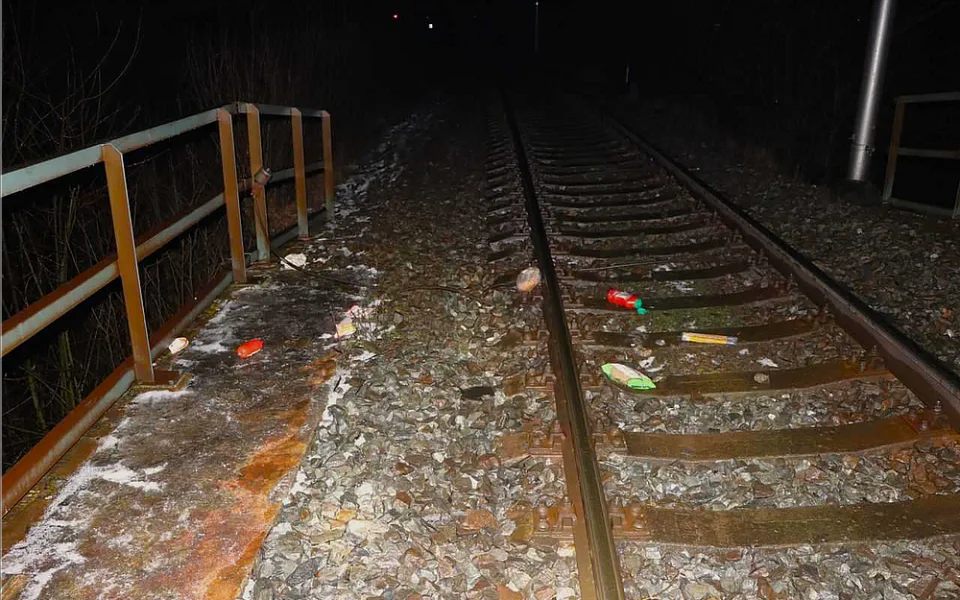 Kuriózní pátrání po osobě sražené vlakem. V kolejišti zůstal ležet jen rozsypaný nákup a kšiltovka