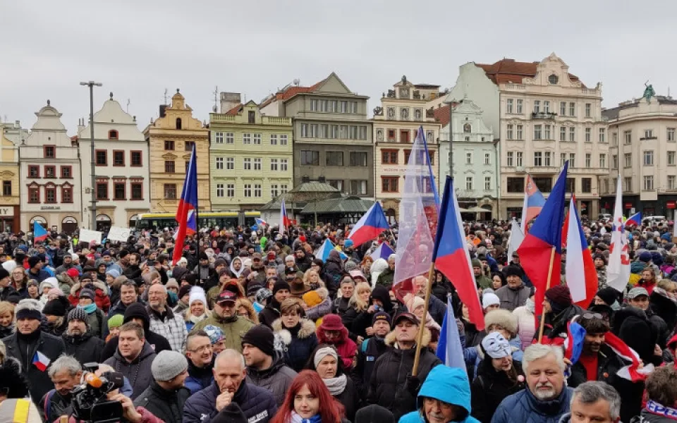 Odpůrci povinného očkování zaplnili plzeňské náměstí, promluvili policisté, lékaři i Tomáš Ortel