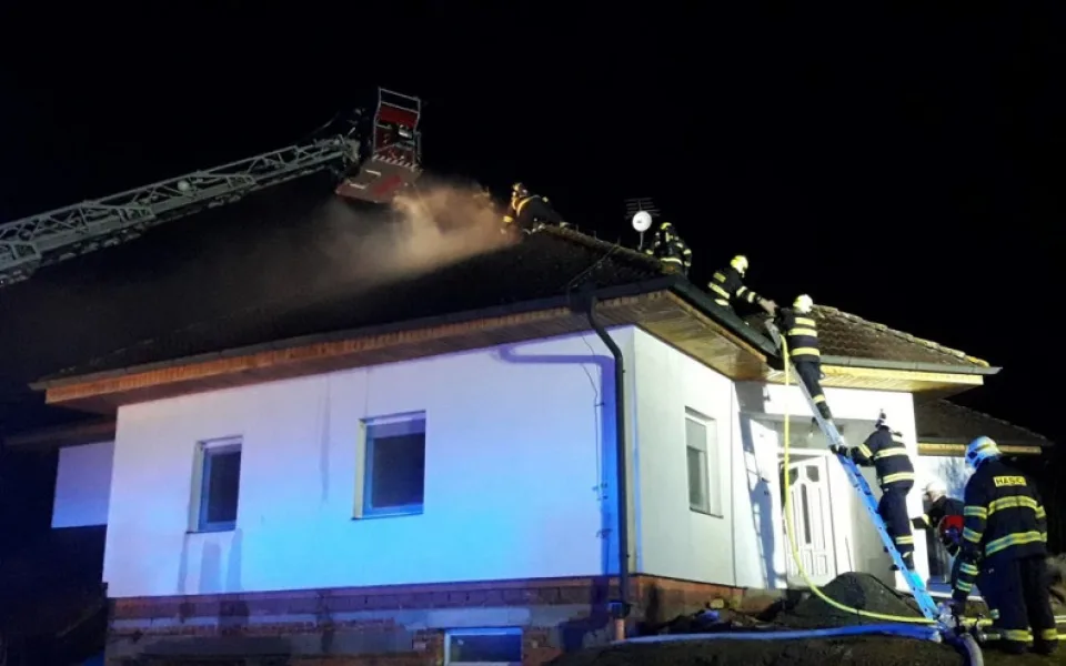 Plameny zachvátily rodinný dům, při zásahu se zranil dobrovolný hasič