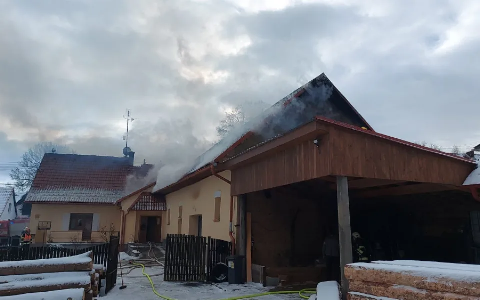 Hasiči bojují s požárem pily, oheň zasáhl půdu i obytnou část