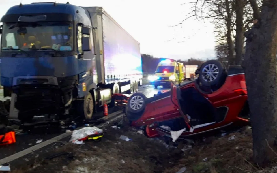 Nehoda se stala na silnici I/27 mezi Kokšínem a Dehtínem u Klatov