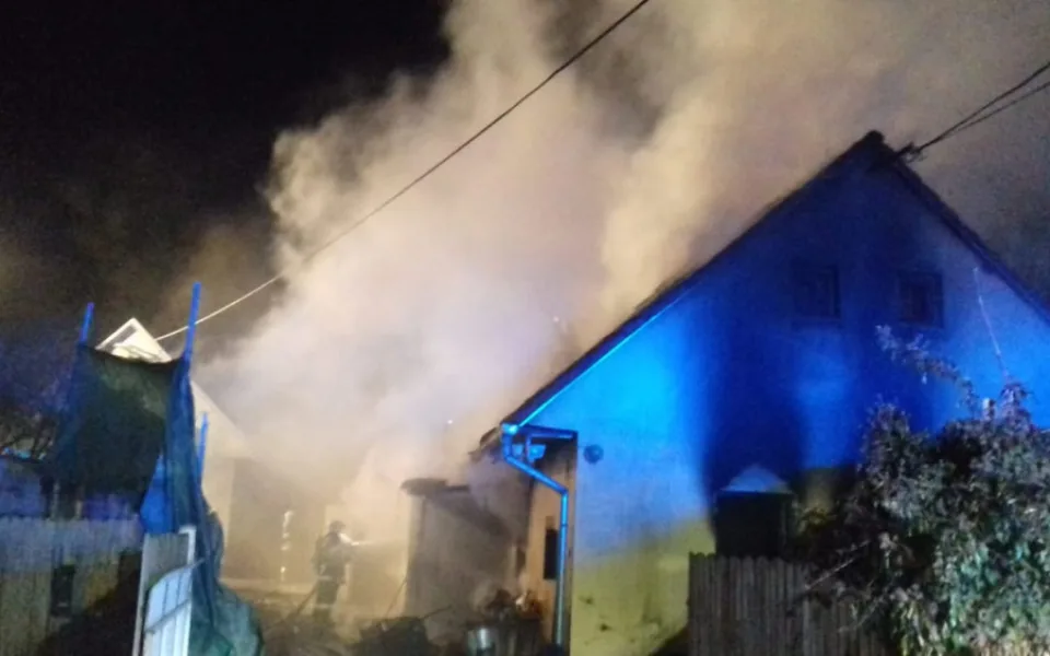 Při požáru domu utrpěl starší muž velmi vážné popáleniny horní poloviny těla