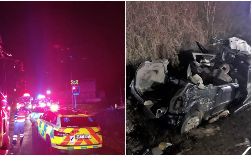 Vlak rozmetal na přejezdu osobní auto, řidička vjela do kolejí i přes zapnutá výstražná světla