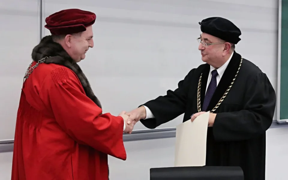 Děkan Lékařské fakulty v Plzni Jindřich Fínek nastupuje do druhého funkčního období. Na snímku s rektorem Tomášem Zimou (vlevo)