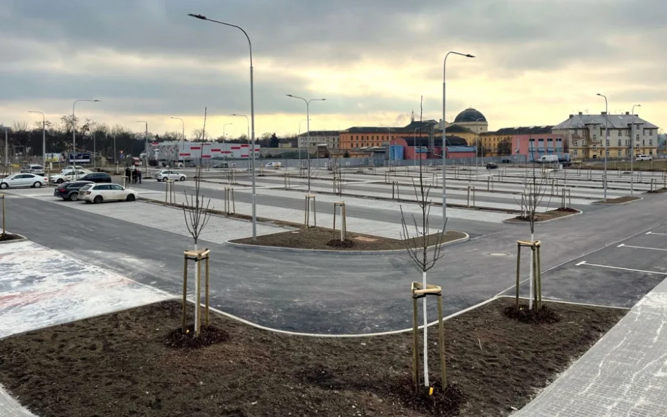 Nové parkoviště P+R pro 318 vozů už funguje v Plzni u terminálu Bory, až do března bude zdarma