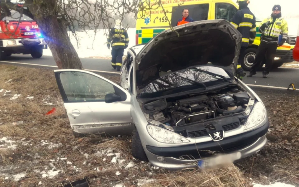 Plně obsazený Peugeot 206 narazil do stromu, při nehodě se zranilo pět mladých lidí