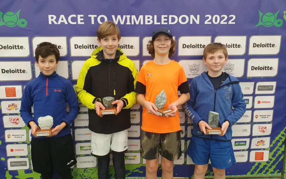 Mladí tenisté odehráli další turnaj v boji o návštěvu Wimbledonu. Organizátory dál trápí covid