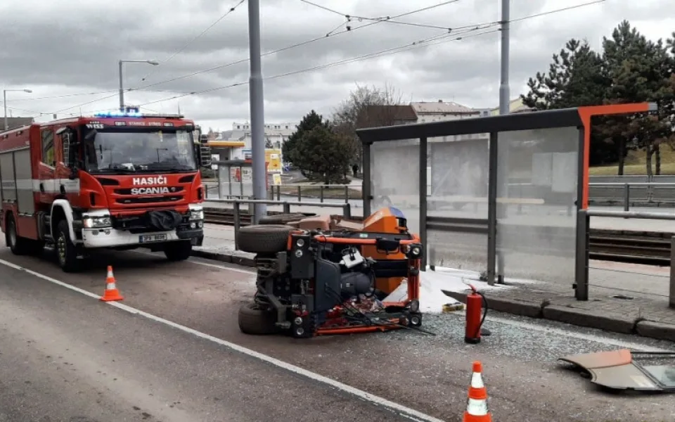 U tramvajové zastávky se převrátil malý sypač, kuriózní nehoda komplikovala dopravu