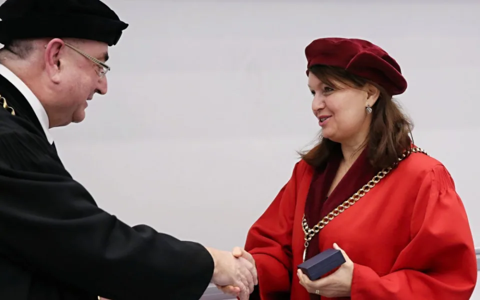 Rektorka UK Milena Králíčková krátce před svým jmenováním s děkanem Lékařské fakulty v Plzni Jindřichem Fínkem