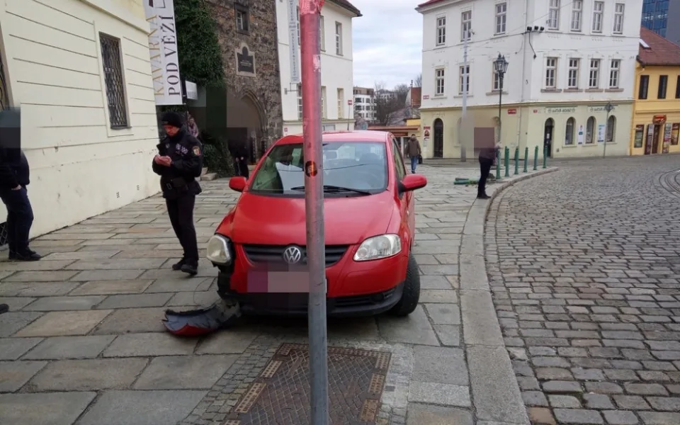Silně opilý cizinec havaroval za bílého dne v centru města, marně se pak pokoušel o útěk