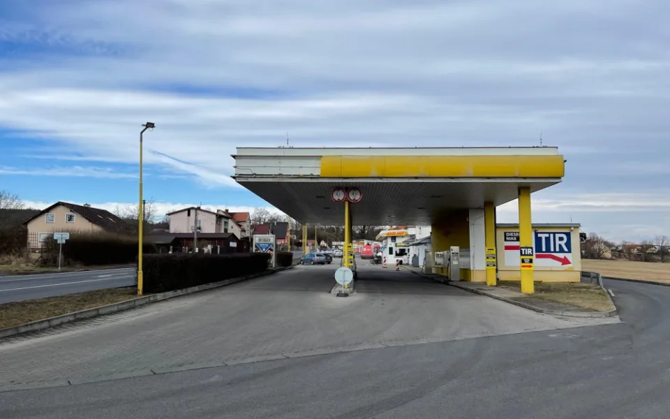 Čerpací stanice na okraji Chválenic stojí dodnes, jen vypadá o poznání jinak.