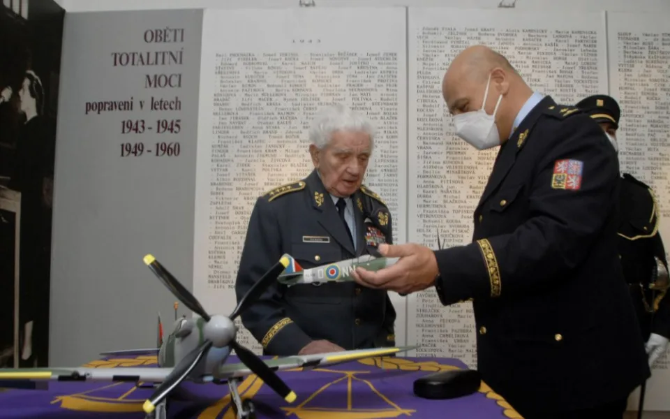 Dary si Emil Boček převzal převzal v pankráckém památníku Vězeňské služby, foto: Lubomír Světnička, natoaktual.cz