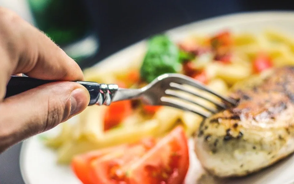 Rozvolnění a jarní počasí přilákalo do restaurací v centru Plzně hodně lidí