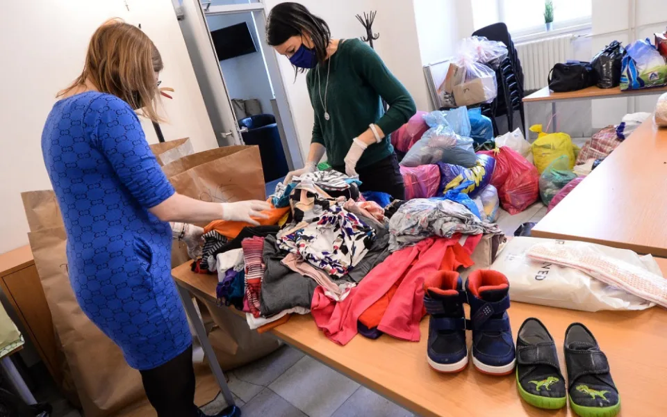 Úředníci z města provětrali své šatníky a darovali charitě rekordní množství oblečení