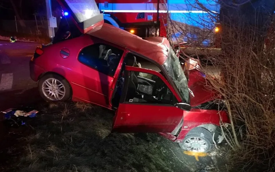 Řidič tohoto havarovaného automobilu byl k sedačce připoután řetězem a dvěma visacími zámky