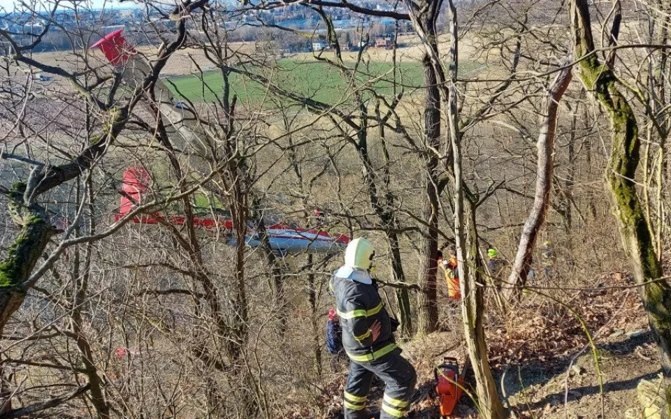 VIDEO: Pilot větroně nezvládl přistání a skončil v korunách stromů