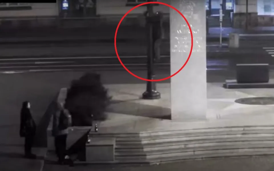 Neznámý vandal krade vlajku ze stožáru u pomníku Díky Ameriko!