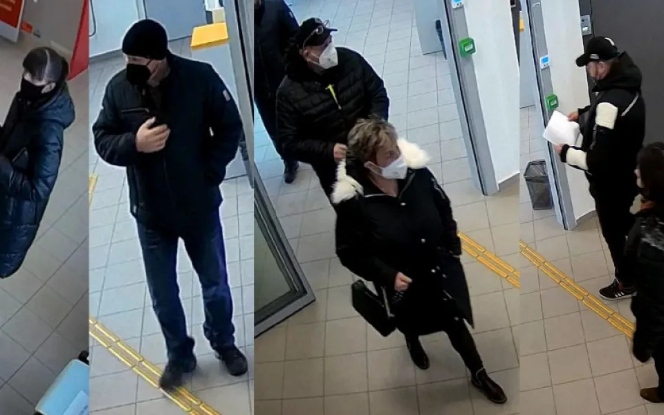 Policie pátrá po totožnosti těchto návštěvníků pošty kvůli jejich svědecké výpovědi