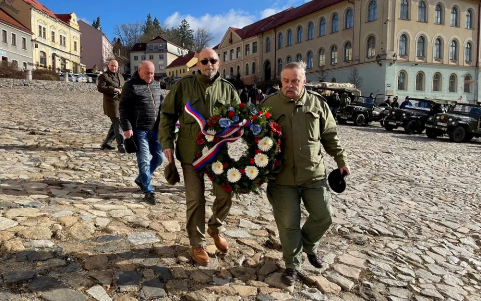 Vzpomínka na deset amerických letců, zahynuli v únoru 1944 v sestřeleném bombardéru poblíž Nepomuku