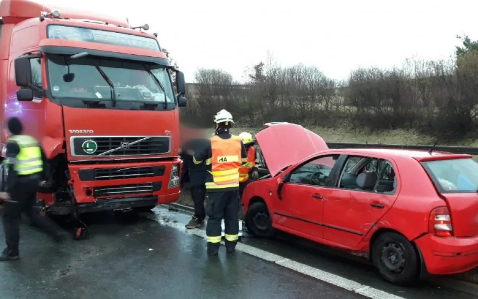 Nehoda tří aut ochromila provoz na dálnici D5 ve směru na Rozvadov
