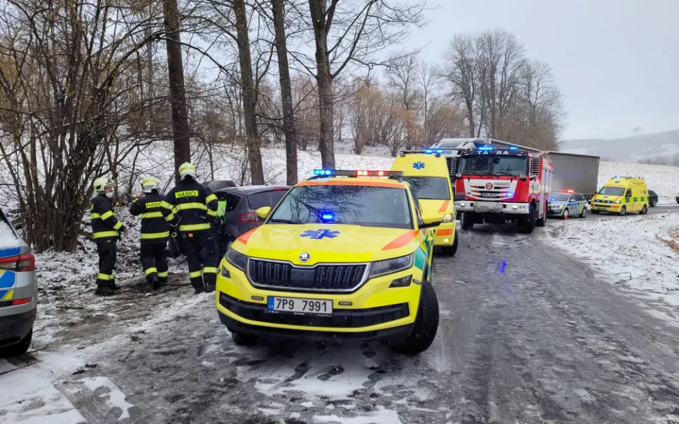 Plně obsazený automobil narazil u hřbitova do stromu, nehodu nepřežila jedna žena 